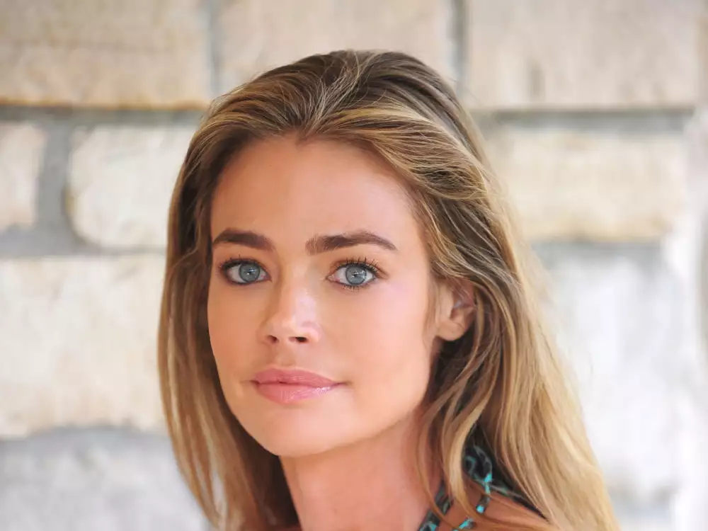 Denise Richards Michael Simon Bikini Shoot In Encino Wallpaper