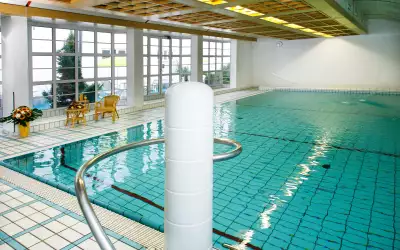 Hallenbad Swimming Pool