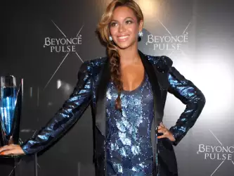 Beyonce Knowles With Her Parfume Pulse