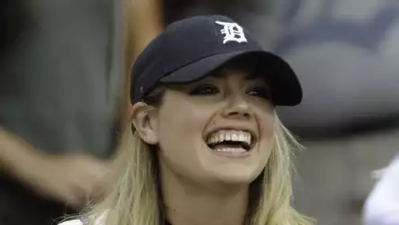 Kate Upton's Playful Elegance: Baseball Match Chic Wallpaper
