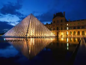 Louvre Paris Noite