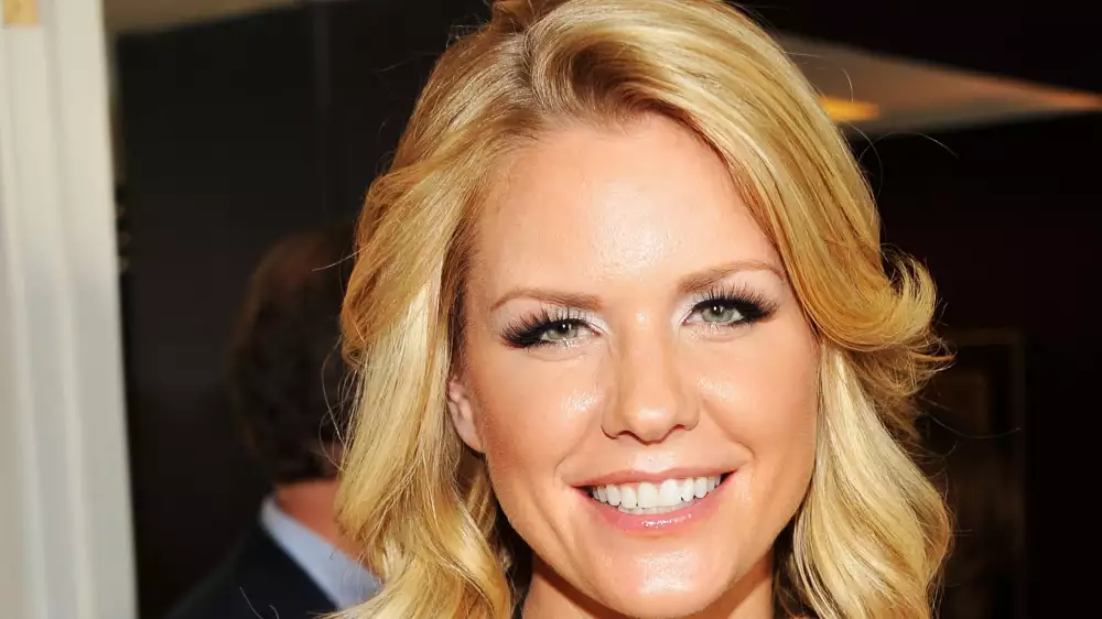 Carrie Keagan Wallpaper