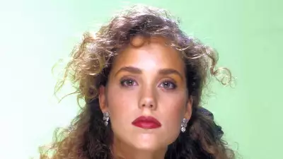 Elizabeth Berkley Wallpaper